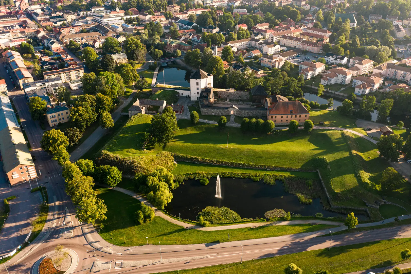 Vy över Vara, där vi arbetar med ventilation i bostäder och fastigheter